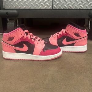 Air Jordan 1 mids size 5 youth